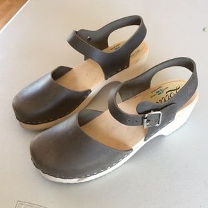 Lotta From Stockholm, Low wood in taupe leather.